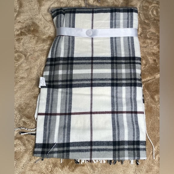 Francesca’s Scarf Beanie & Glove Gift Set Screen Compatible Christmas Gift - Picture 8 of 12